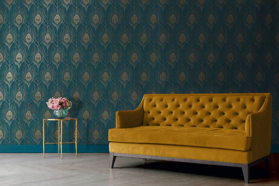 Schöne Tapete zur Raumgestaltung hinter klassischem Sofa